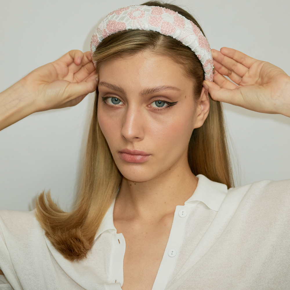 Ободок с розовыми цветами