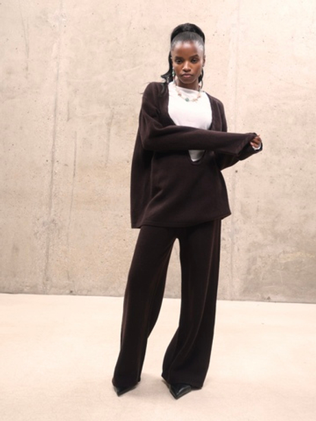 Шоколадный кашемировый костюм с глубоким вырезом