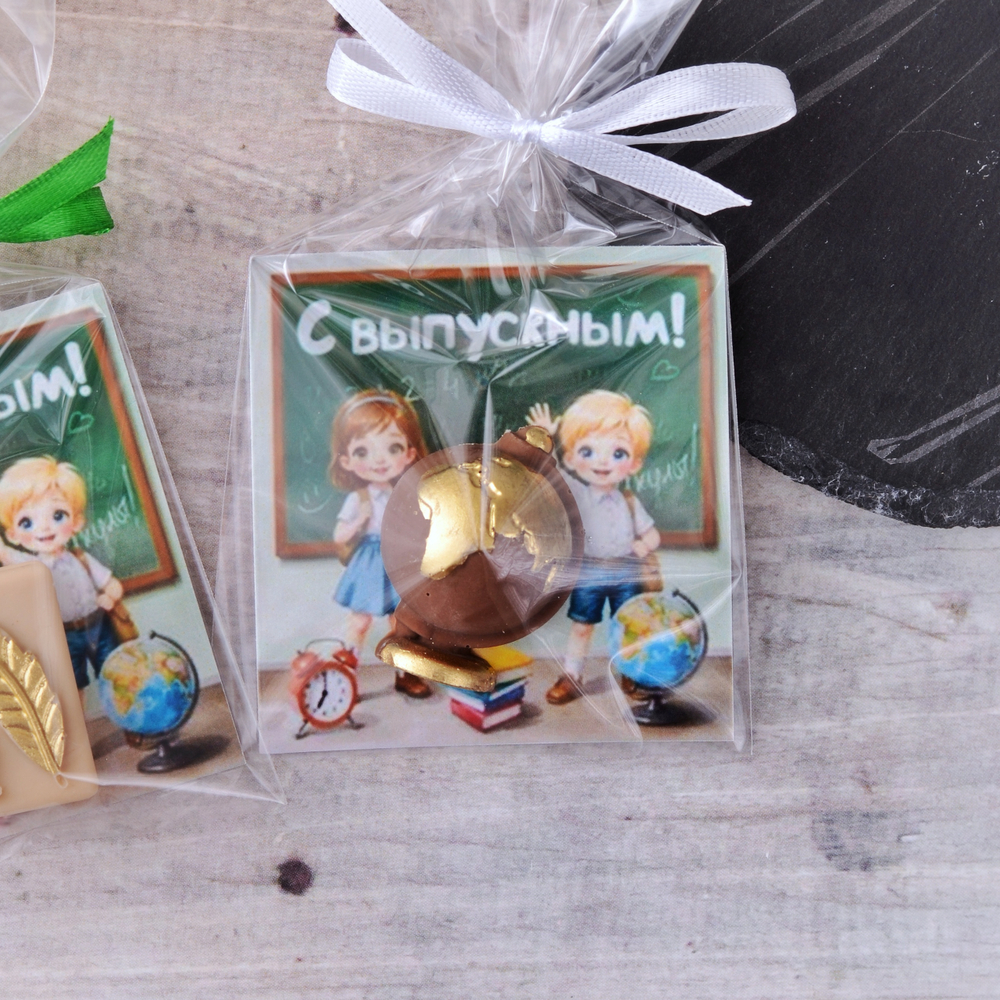 Конфета с открыткой "С выпускным!"
