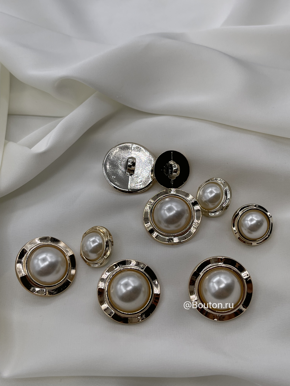 Пуговицы пластиковые золотистые с жемчугом и неровным краем