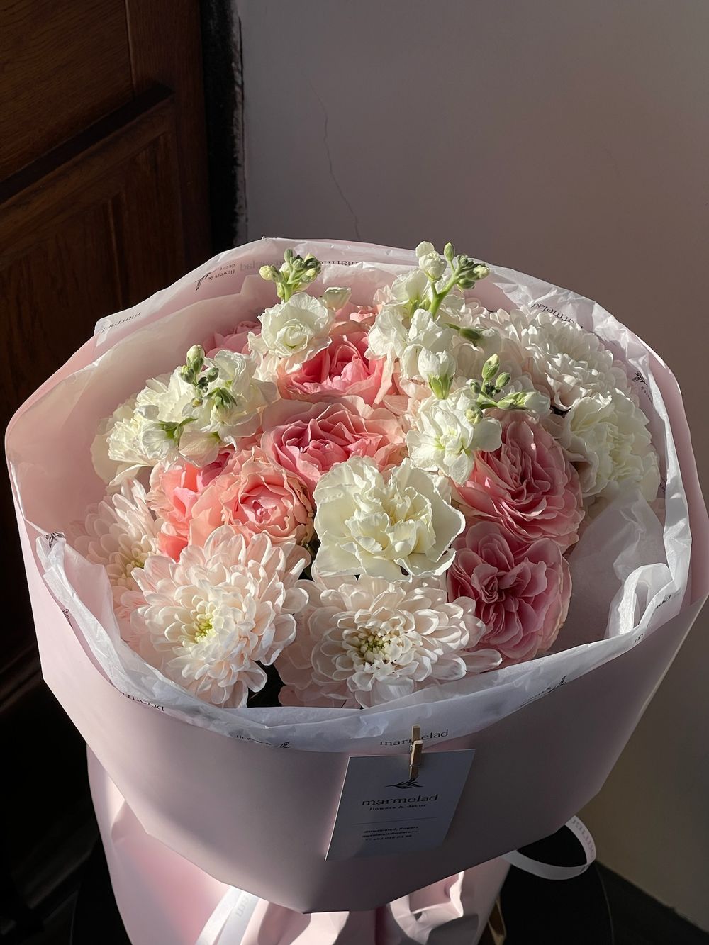 Букет из хризантемы, кустовых пионовидных роз и диантусов