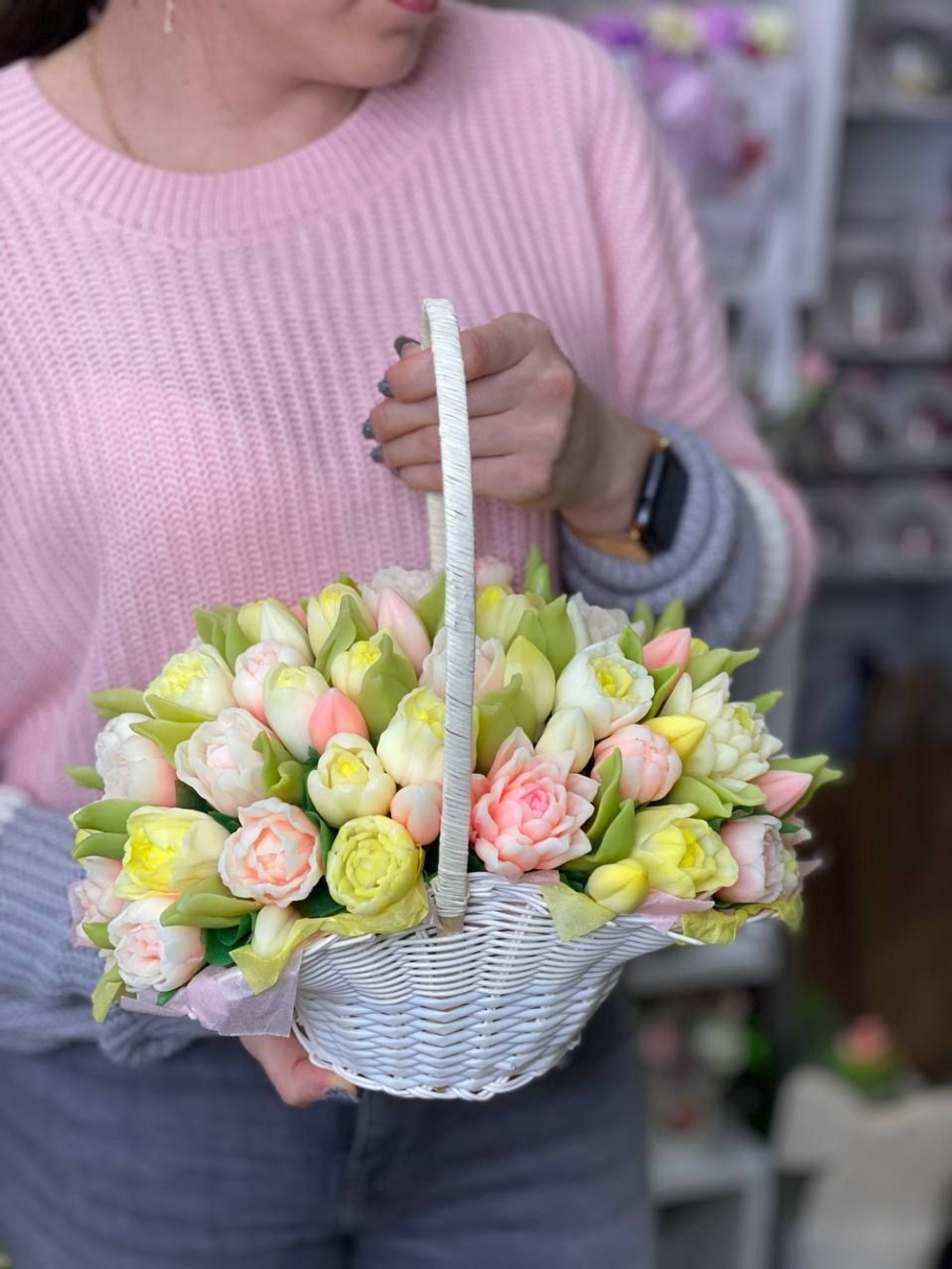 корзина с 55 тюльпанами из мыла