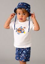 футболка с шортами и панамкой