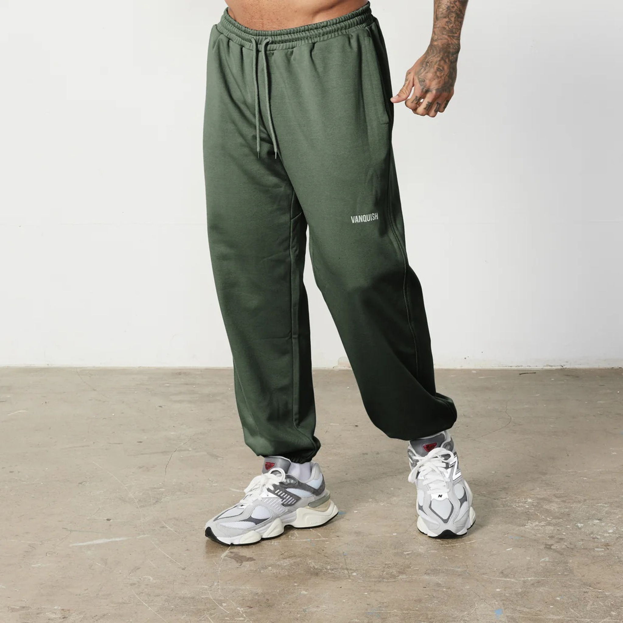 Штаны VANQUISH Essential Oversized Sweatpants Green