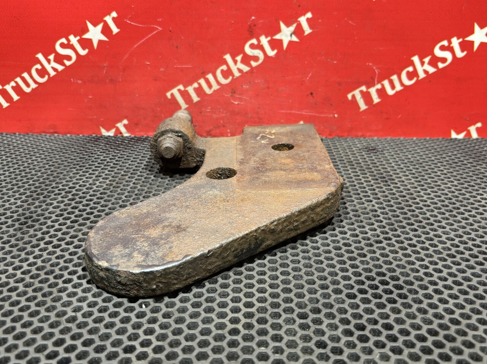 Кронштейн амортизатора нижний правый