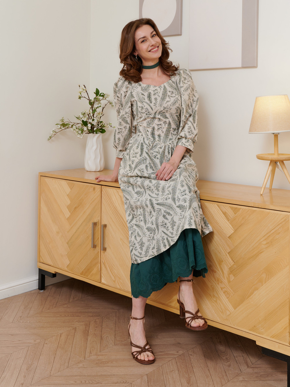 Платье миди с вырезом