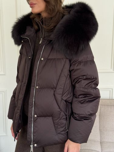 Короткий шоколадный пуховик с мехом лисы