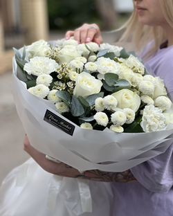 Букет из белых французских роз, диантуса, альстромерии и кустовых хризантем