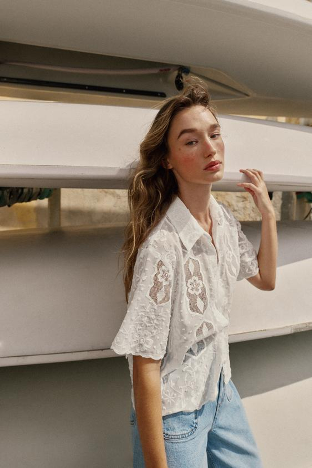 ZARA РУБАШКА С ВЫШИВКОЙ И КОРОТКИМ РУКАВОМ, БЕЛЫЙ