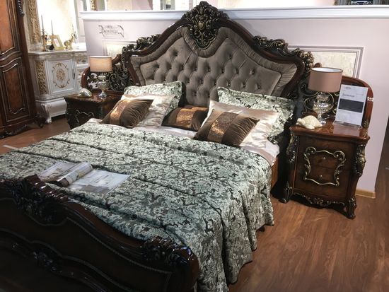 Кровать ДЖОКОНДА с мягким изголовьем корень  глянец