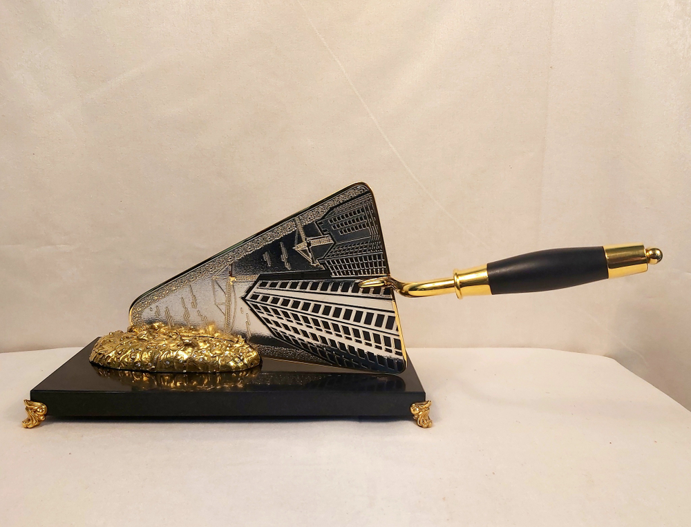 Подарок строителю "Мастерок"  большой (с чернением) на долерите с фианитами