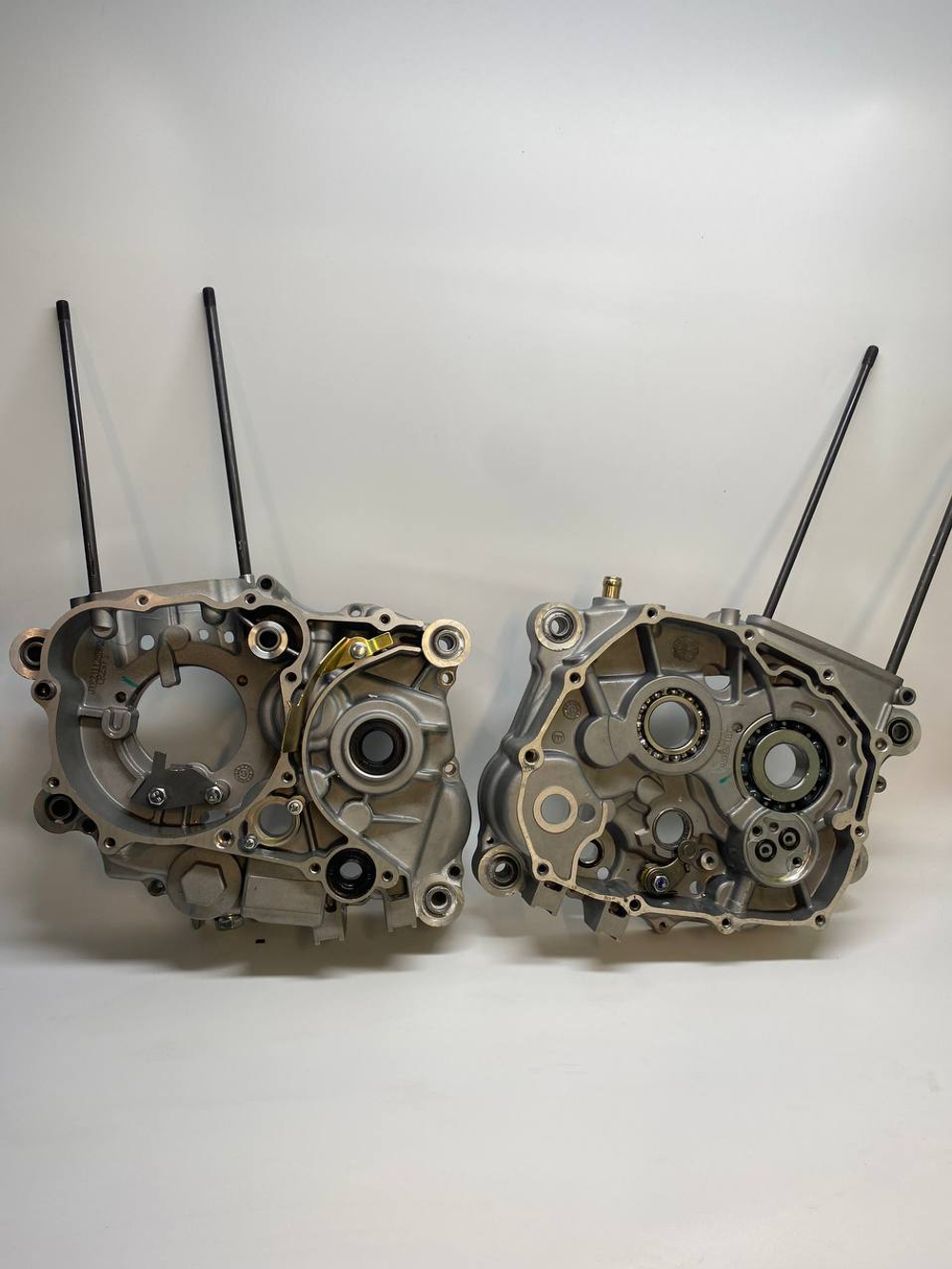 Картер (с подшипниками и шпильками) двигатель 172FMМ-3A (2 клапана) CB250F