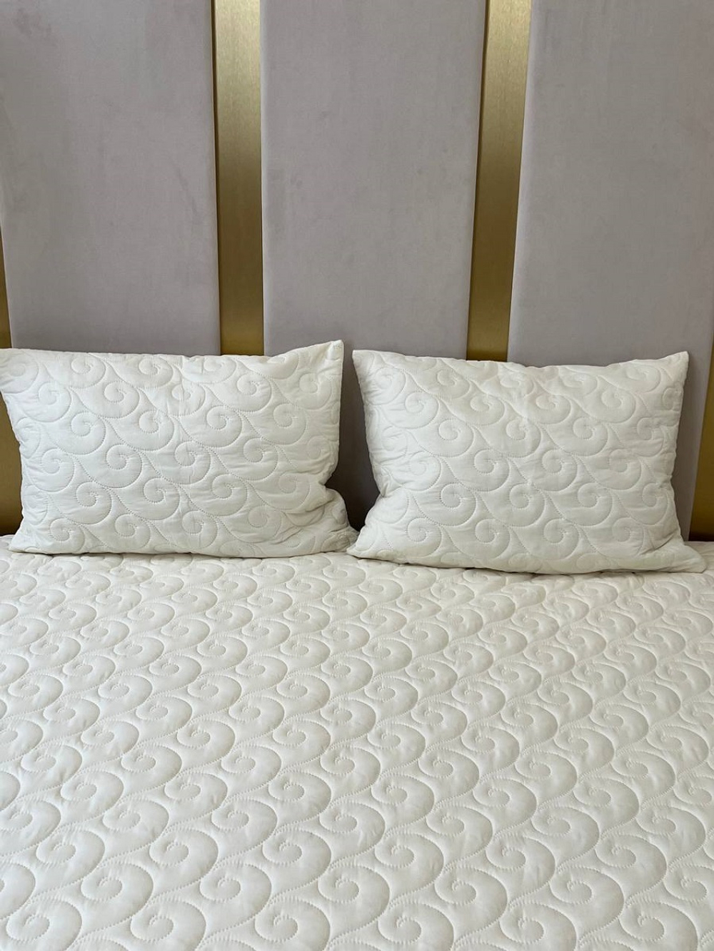 Наматрасник непромокаемый на резинке с бортиком