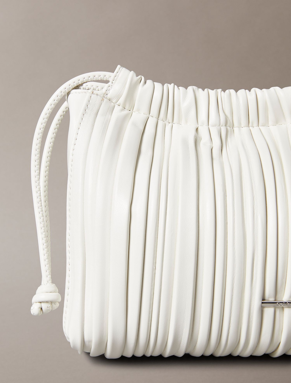 Сумка Calvin Klein Plisse Drawstring Crossbody Bag Lily White