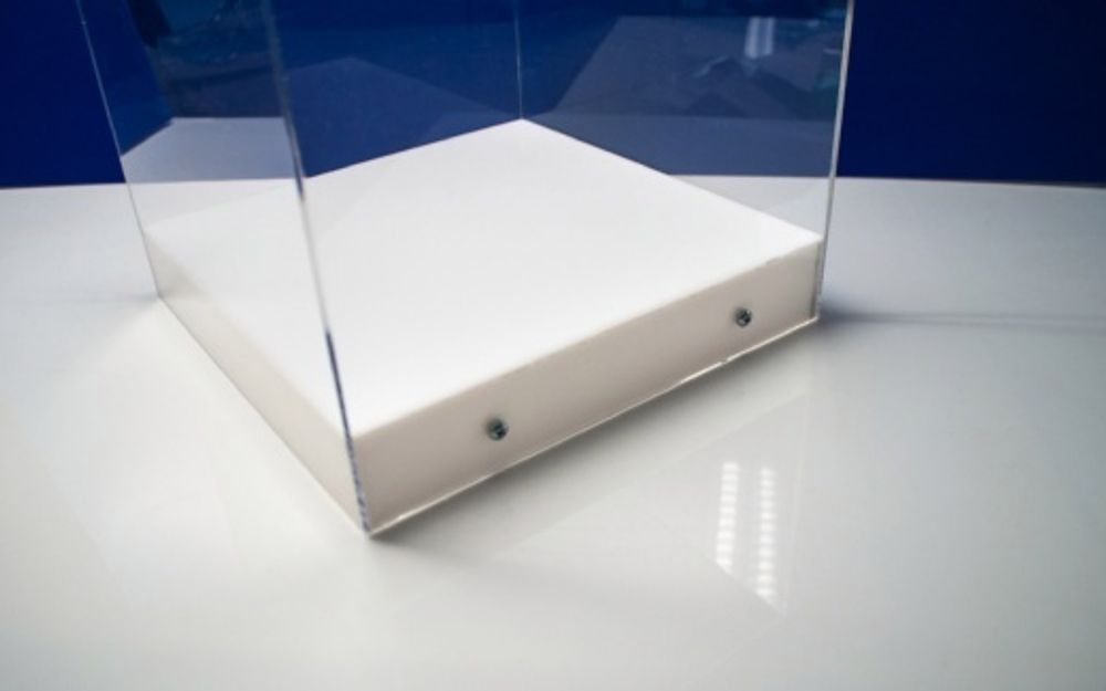 Прозрачный колпак с белым основанием