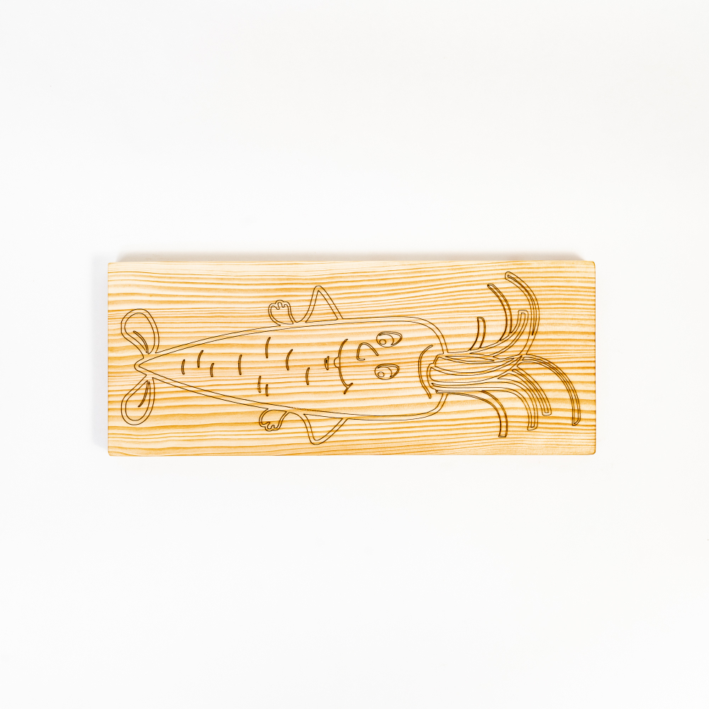 Деревянная разделочная доска из древесины сибирского кедра для овощей с гравировкой "Веселая морковка" RD28