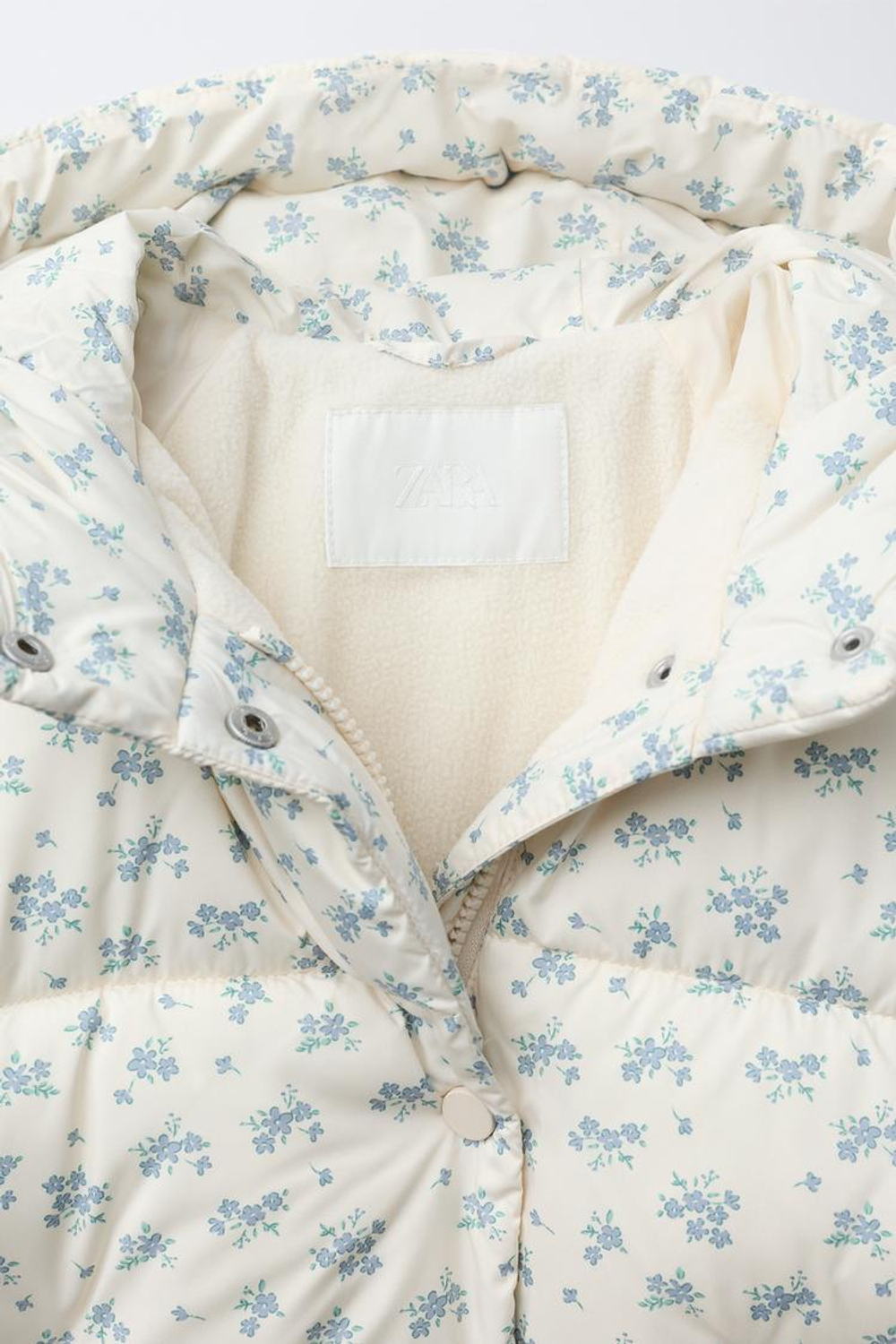 ZARA СТЕГАНАЯ ФЛИСОВАЯ КУРТКА С ПРИНТОМ, ЭКРЮ