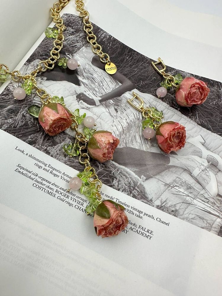 Серьги "Розы" бутоны натуральных роз в персиковом оттенке и кварцы, оттенок золото