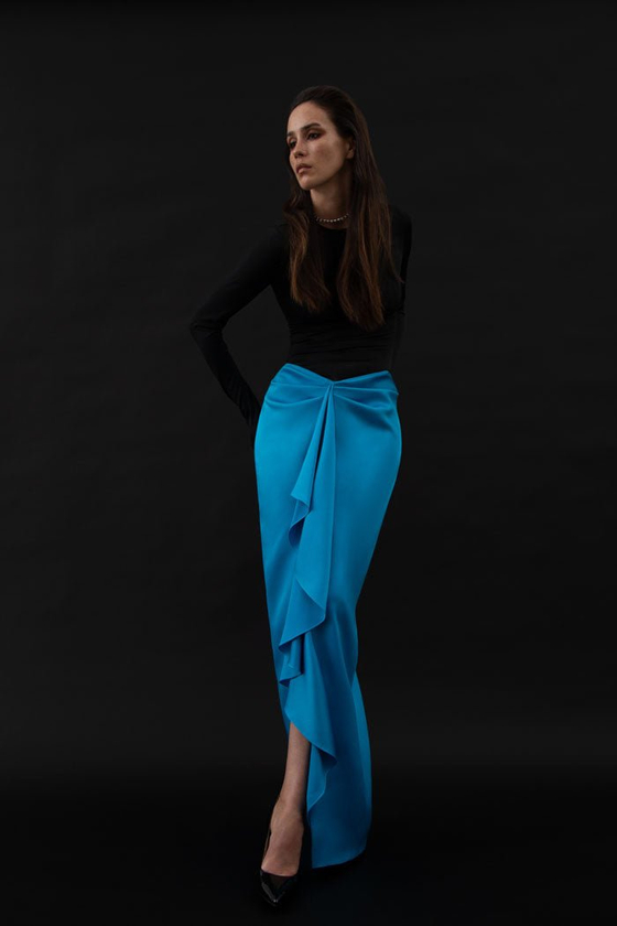 Платье макси драпированное из бифлекса и атласа