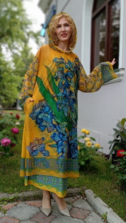 Полупрозрачное платье-туника с капюшоном «Ирисы», принт по мотивам картины Ван Гога "Ваза с ирисами на жёлтом фоне"