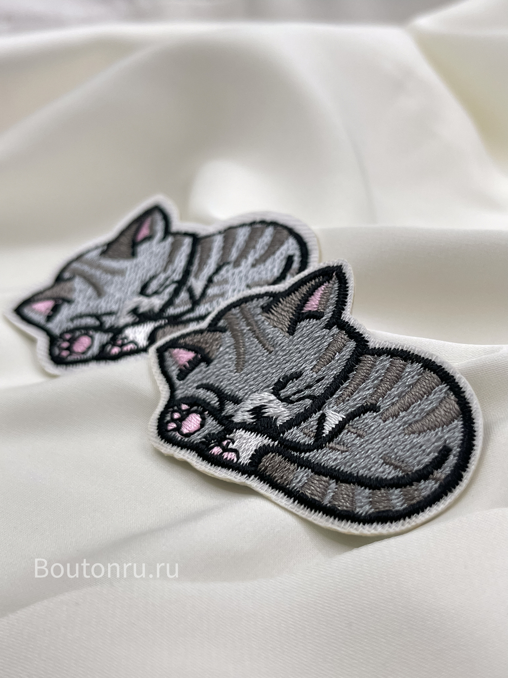 Нашивка котёнок спящий серая  6х4 см