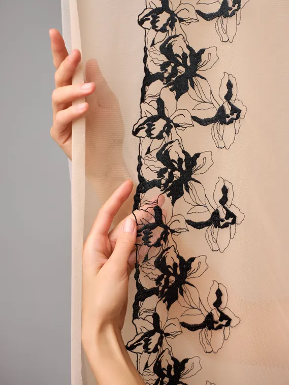 05-165 Вышивка на неэл. сетке 22 см, бежевый/черный (левая)