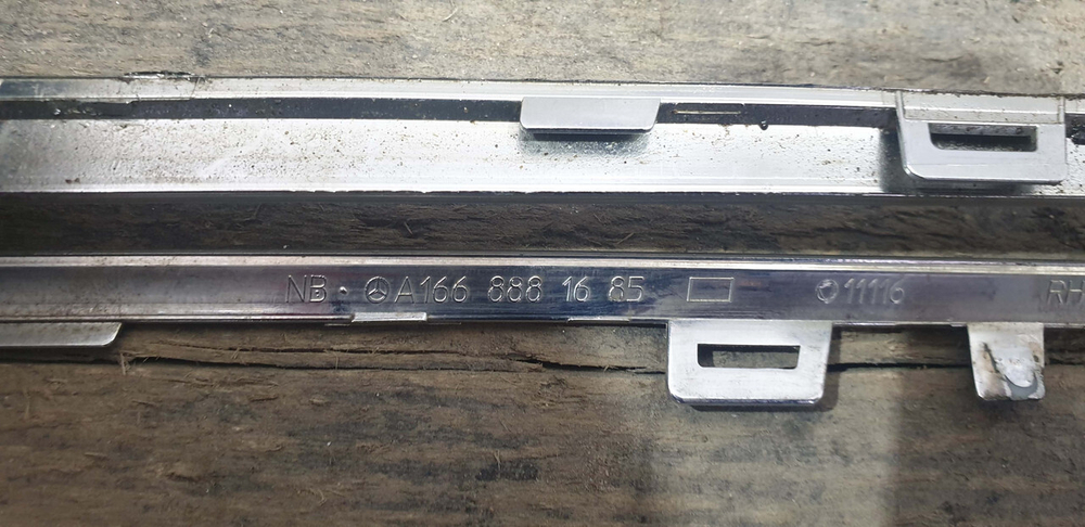 Молдинг решетки радиатора Mercedes GLE (W166) 15-18 Б/У Оригинал A1668881685