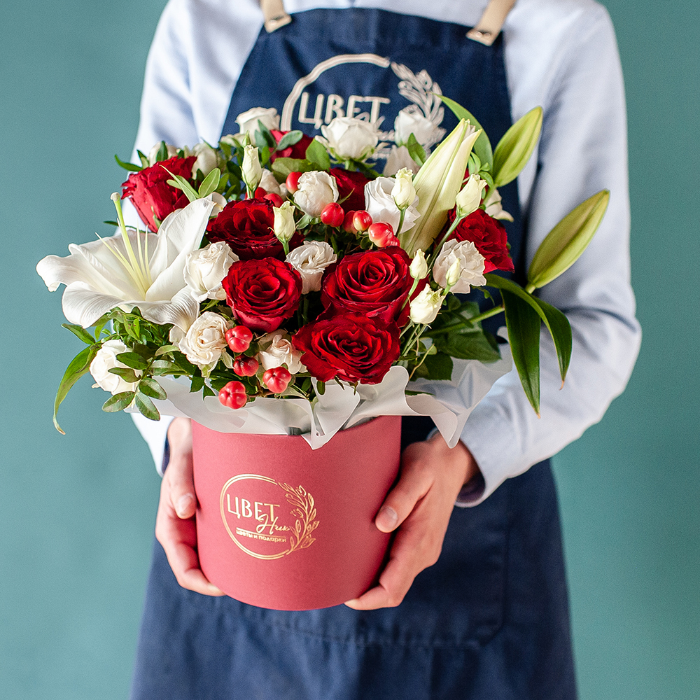Красно-белый букет в шляпной коробке