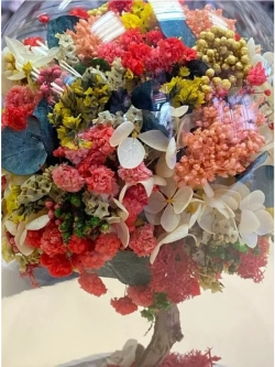 деревце из натуральных цветов в стекле