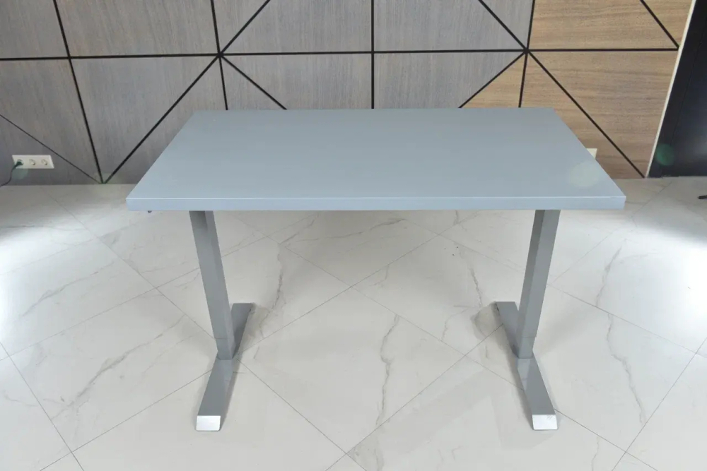 Регулируемый компьютерный стол Bazalt с регулировкой по высоте — столешница МДФ Серый