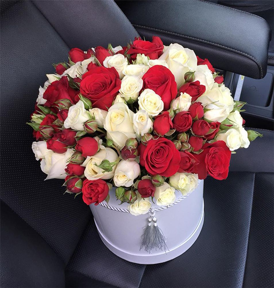 Композиция из роз в белой подарочной коробке &quot;Red &amp; White&quot;