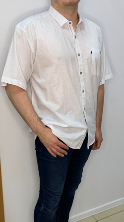 Мужская белая рубашка с одним кармашком