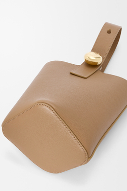 Loewe Мини-сумка-ведро Pebble из мягкой зернистой телячьей кожи, светло-коричневый