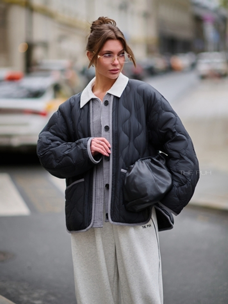 Утепленная женская куртка черного цвета