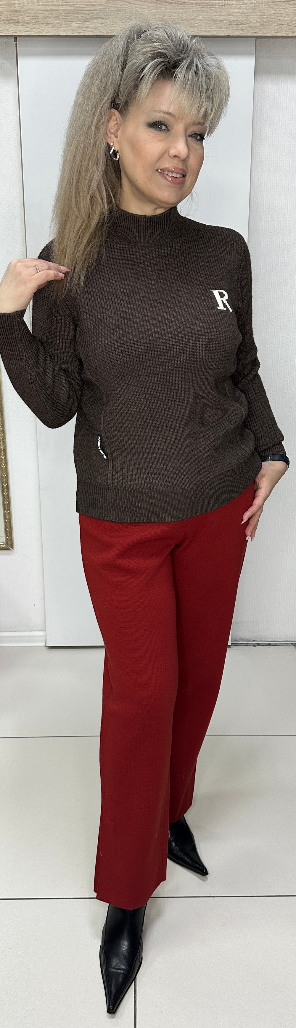 Джемпер в шоколадном цвете под "лапшу" с буквой R