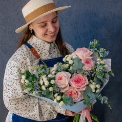 151. Акварельный букет в розово-голубой гамме с оксипеталумом