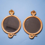 Настенное зеркало в оригинальной раме в виде змеи