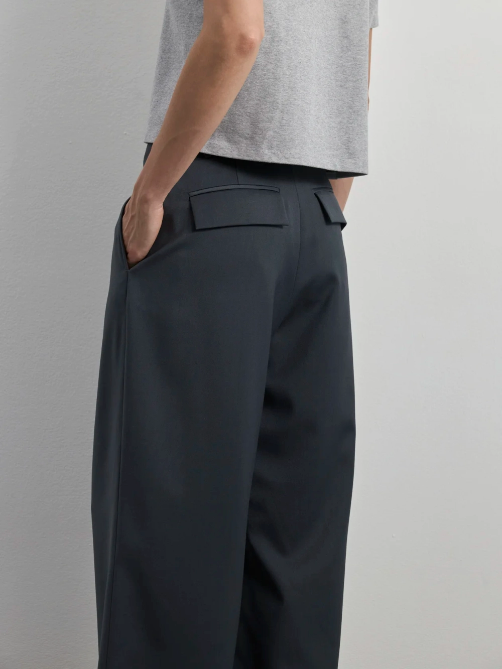 Брюки со складками T1