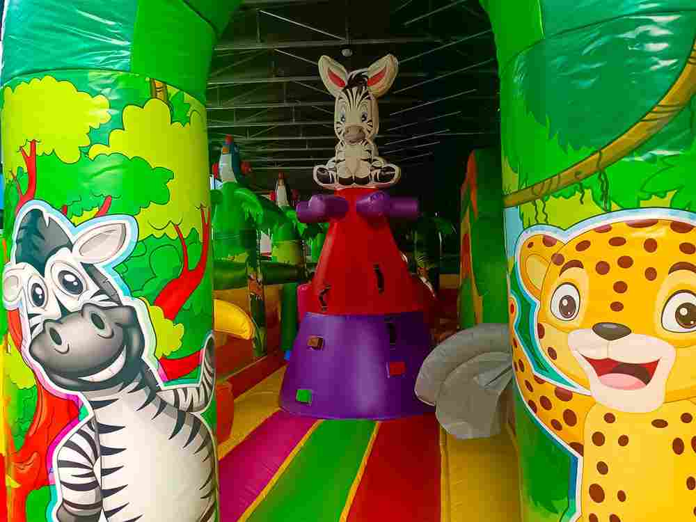 Коммерческий надувной батут "Джунгли" с горкой, 10*5*3 м