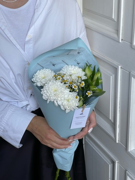 Кулек с хризантемой, ромашкой и альстромерией в голубой упаковке