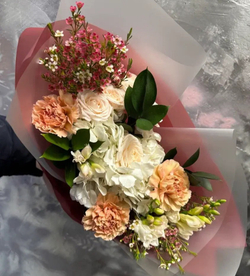 Букет из гортензии, диантусов и кустовой розы