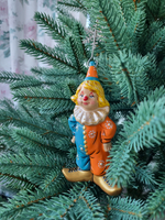 Клоун в оранжево-голубом костюме