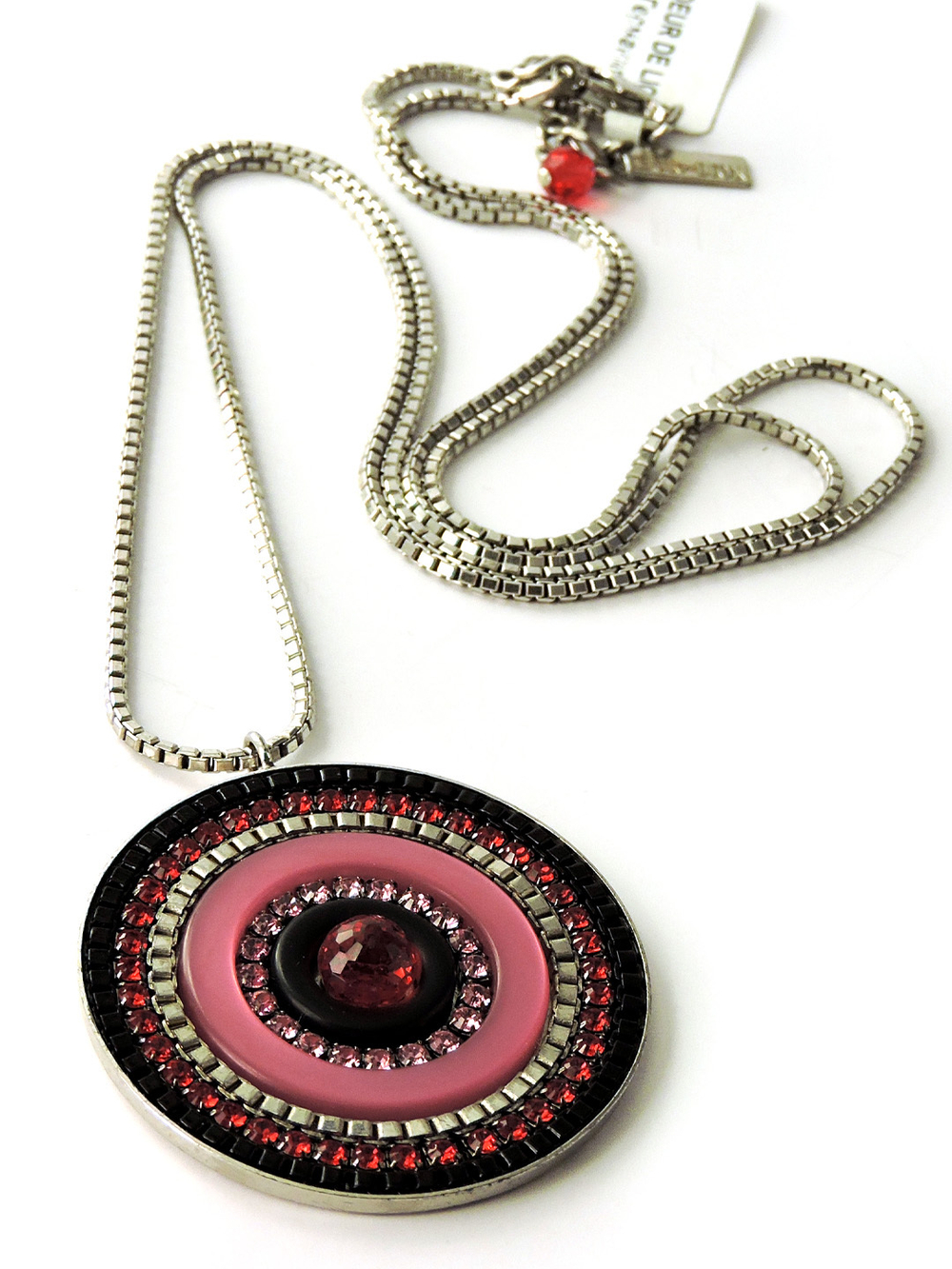 3848 Coeur de Lion – длинное колье с крупным кулоном в розово-рубиновой гамме и кристаллами Сваровски.