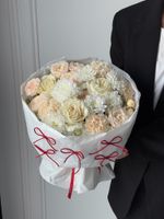 Букет из кустовых пионовидных роз, хризантемы, диантусов и одноголовых роз