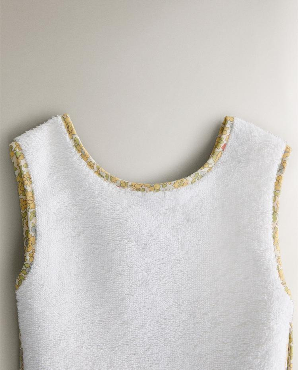 ZARA HOME ДЕТСКИЙ НАГРУДНИК С ЦВЕТОЧНЫМ ПРИНТОМ, КРЕМОВЫЙ