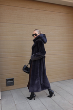 Шуба из экомеха с капюшоном и поясом