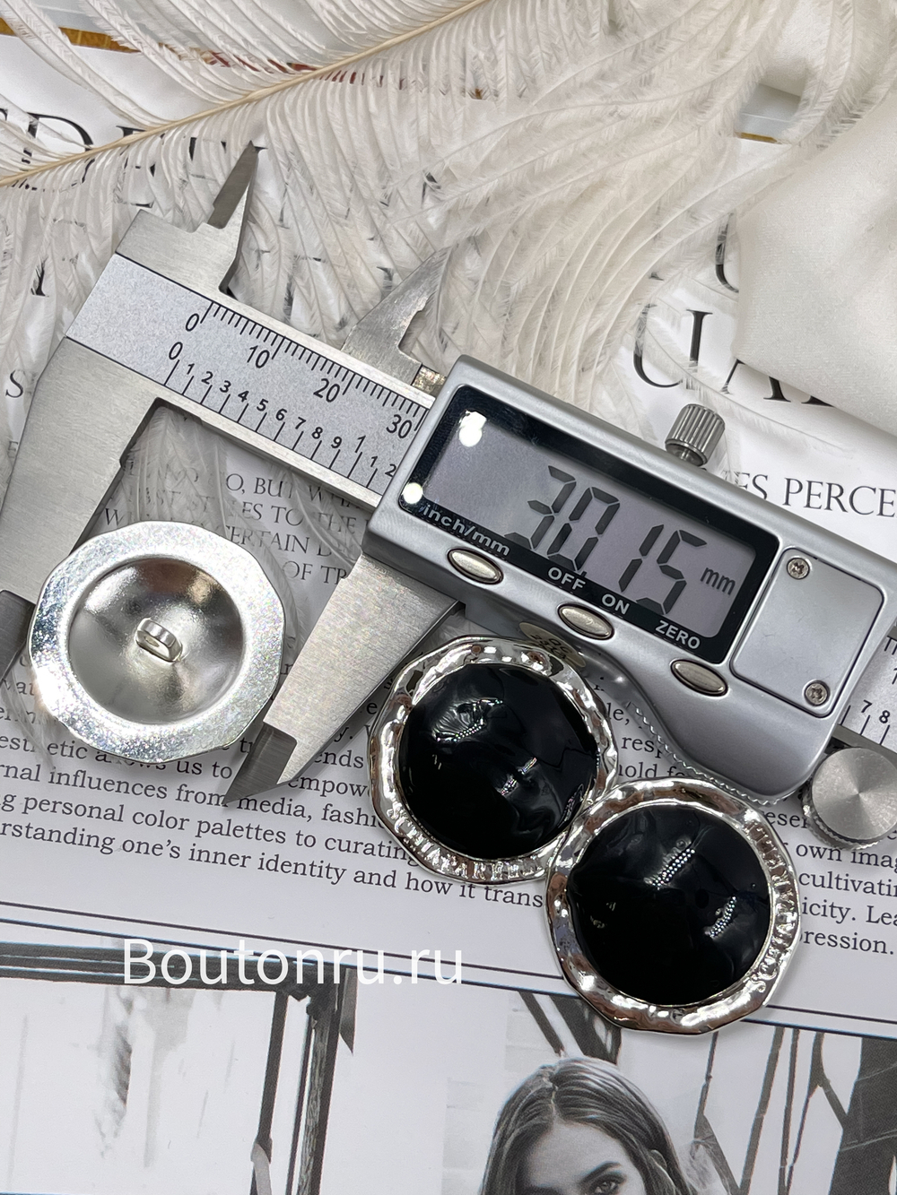 Пуговицы серебристые круглые с черной эмалью Скиапар.