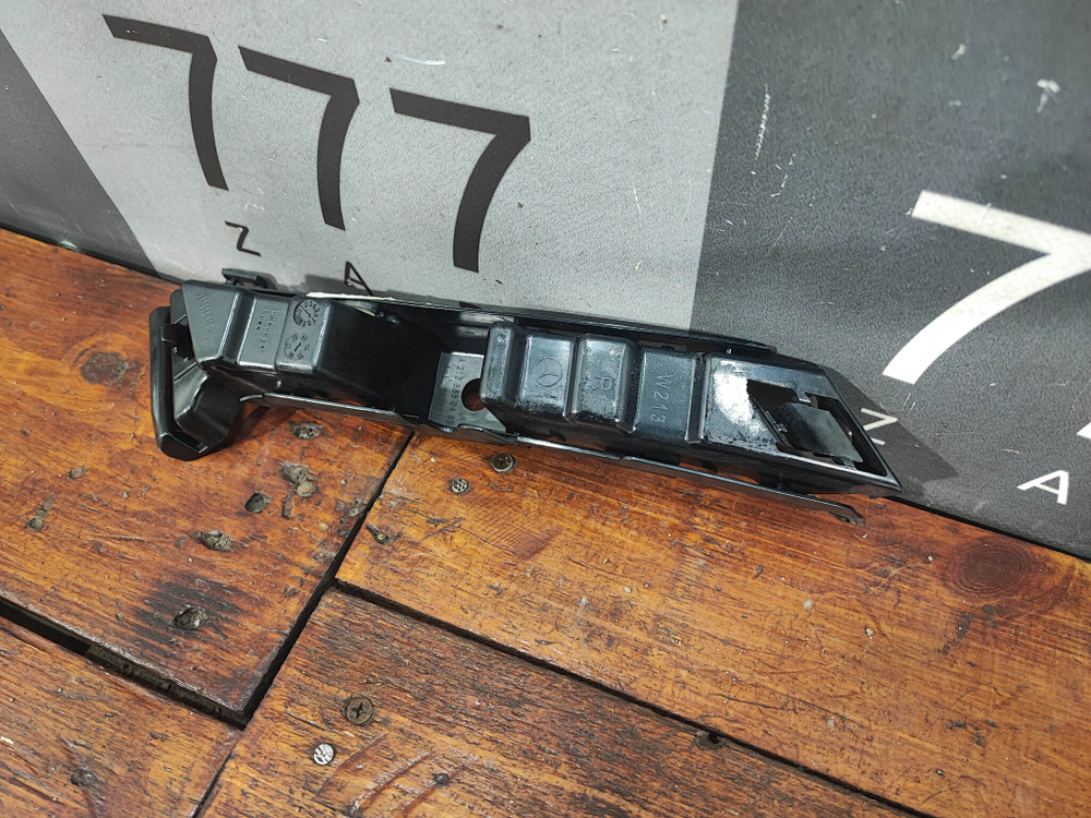 Кронштейн заднего бампера E (W213) Новый Оригинал A2138850465