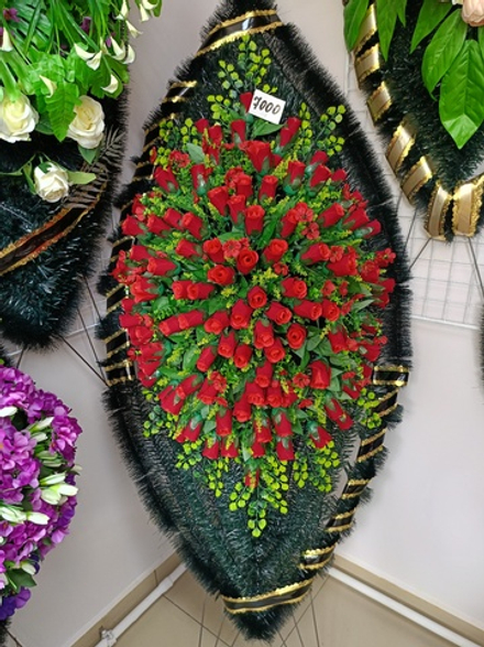 Венок 170 см букет красных бархатных бутонов