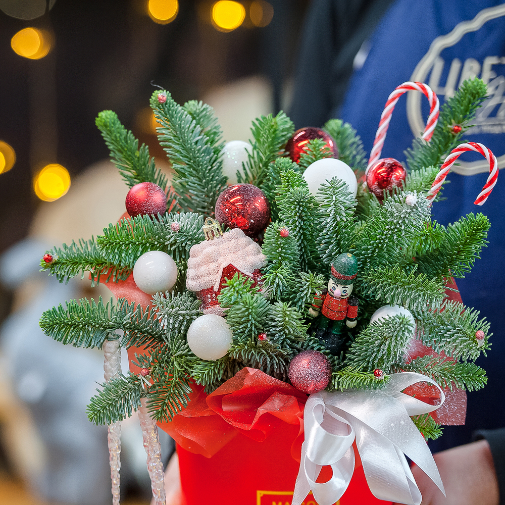 Новогодняя композиция в красном оформлении с нобилисом